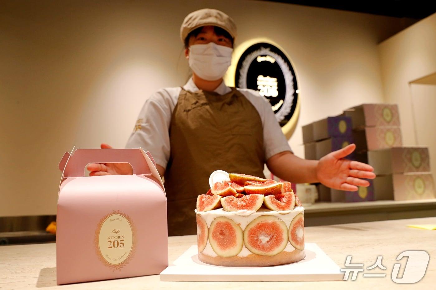 본문 이미지 - 6일 광주신세계 본관 지하 1층 키친205에서 제철 무화과로 만든 무화과밭케이크를 선보이고 있다. (광주신세계 제공. 재판매 및 DB 금지) 