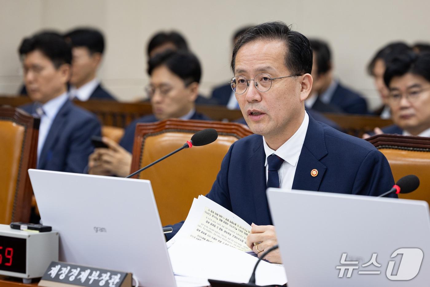 본문 이미지 - 이형일 부총리 겸 재정경제부 장관이 6일 서울 여의도 국회에서 열린 재정경제기획위원회의 재정경제부에 대한 국정감사에 출석해 의원 질의에 답하고 있다. 2026.10.6 ⓒ 뉴스1 유승관 기자