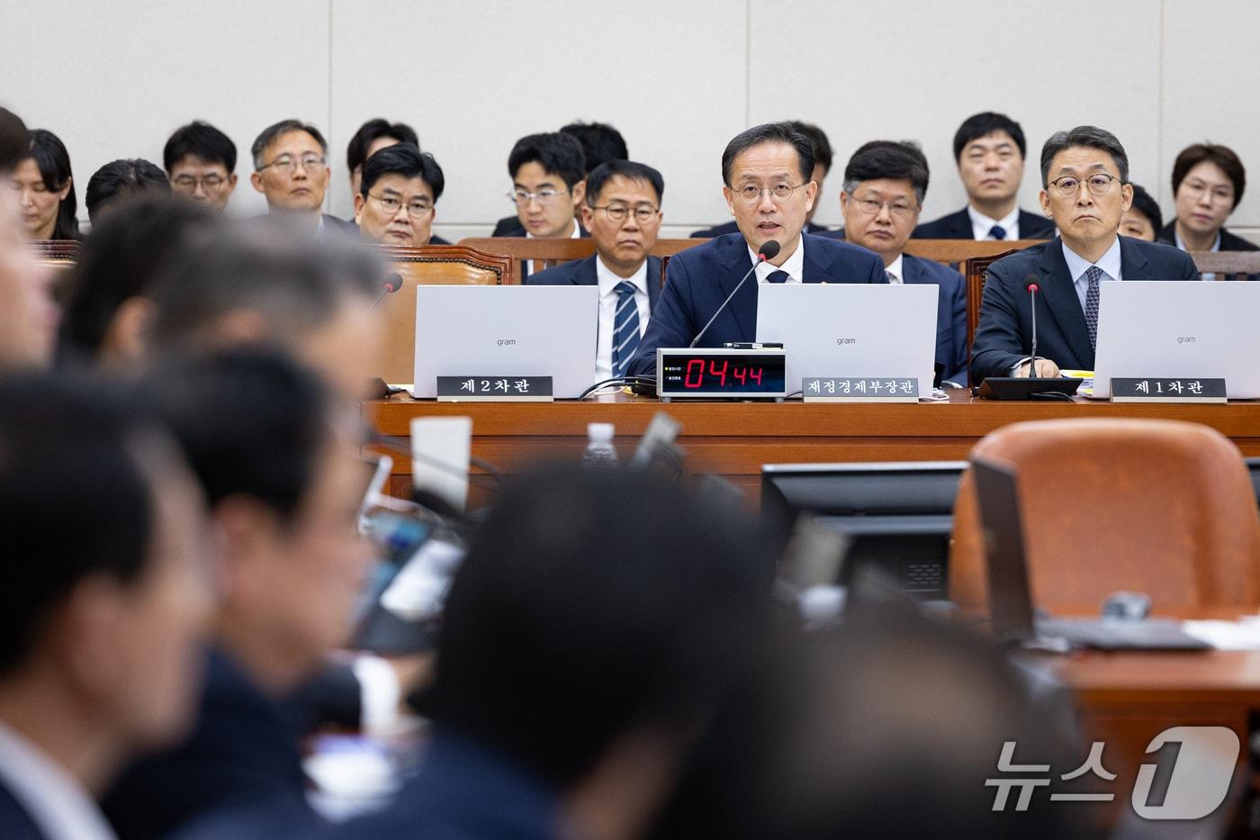 본문 이미지 - 이형일 부총리 겸 재정경제부 장관이 지난 6일 서울 여의도 국회에서 열린 재정경제기획위원회의 재정경제부에 대한 국정감사에 출석해 의원 질의에 답하고 있다. 2026.10.6 ⓒ 뉴스1 유승관 기자