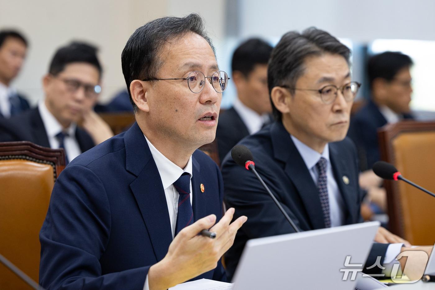 본문 이미지 - 이형일 부총리 겸 재정경제부 장관이 6일 서울 여의도 국회에서 열린 재정경제기획위원회의 재정경제부에 대한 국정감사에 출석해 의원 질의에 답하고 있다. 2026.10.6 ⓒ 뉴스1 유승관 기자