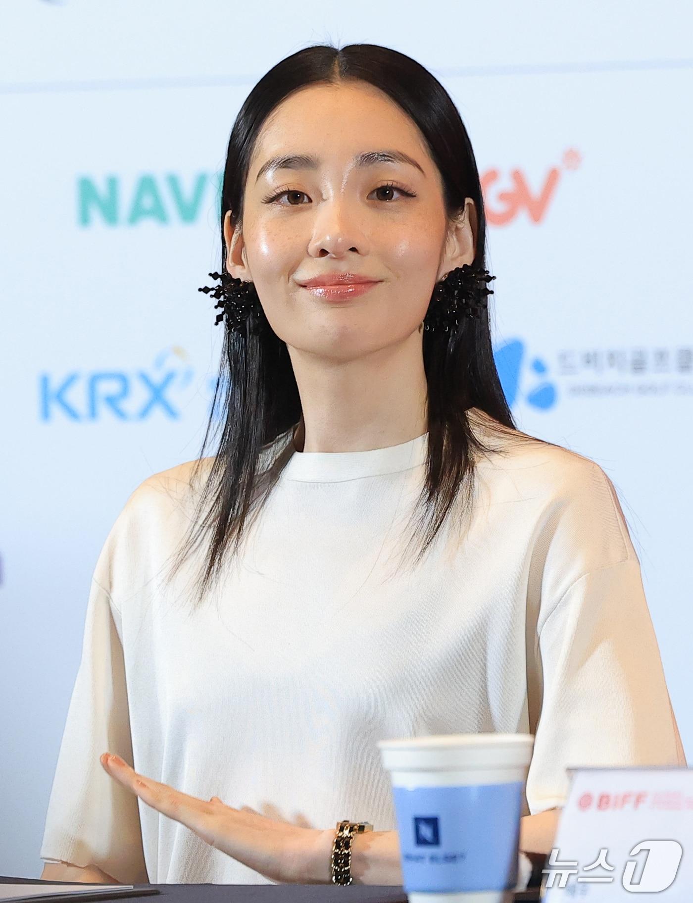 본문 이미지 - 배우 김민하가 6일 오후 부산 해운대구 영화의전당 중극장에서 열린 제31회 부산국제영화제 개막작 ‘낮과 밤은 서로에게’ 기자회견에서 미소를 짓고 있다. '낮과 밤은 서로에게'는 하나의 계절이 흐르는 동안 한 카페에 머물다 간 낮과 밤의 대화를 담은 작품이다. 2026.10.6 ⓒ 뉴스1 권현진 기자