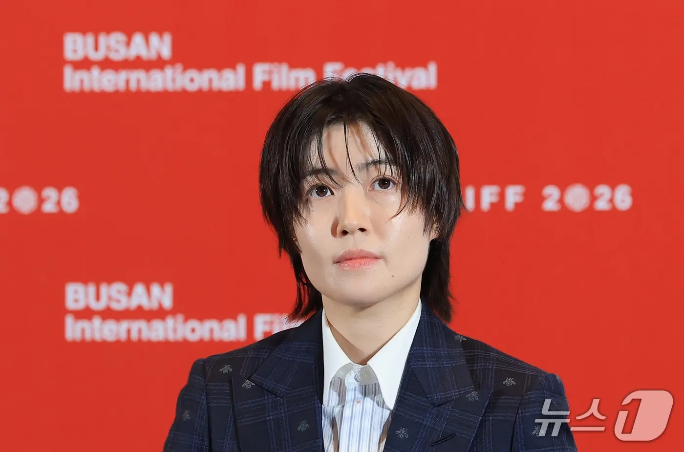 본문 이미지 - 배우 심은경이 6일 오후 부산 해운대구 영화의전당 중극장에서 열린 제31회 부산국제영화제 개막작 ‘낮과 밤은 서로에게’ 기자회견에서 객석을 바라보고 있다. '낮과 밤은 서로에게'는 하나의 계절이 흐르는 동안 한 카페에 머물다 간 낮과 밤의 대화를 담은 작품이다. 2026.10.6 ⓒ 뉴스1 권현진 기자