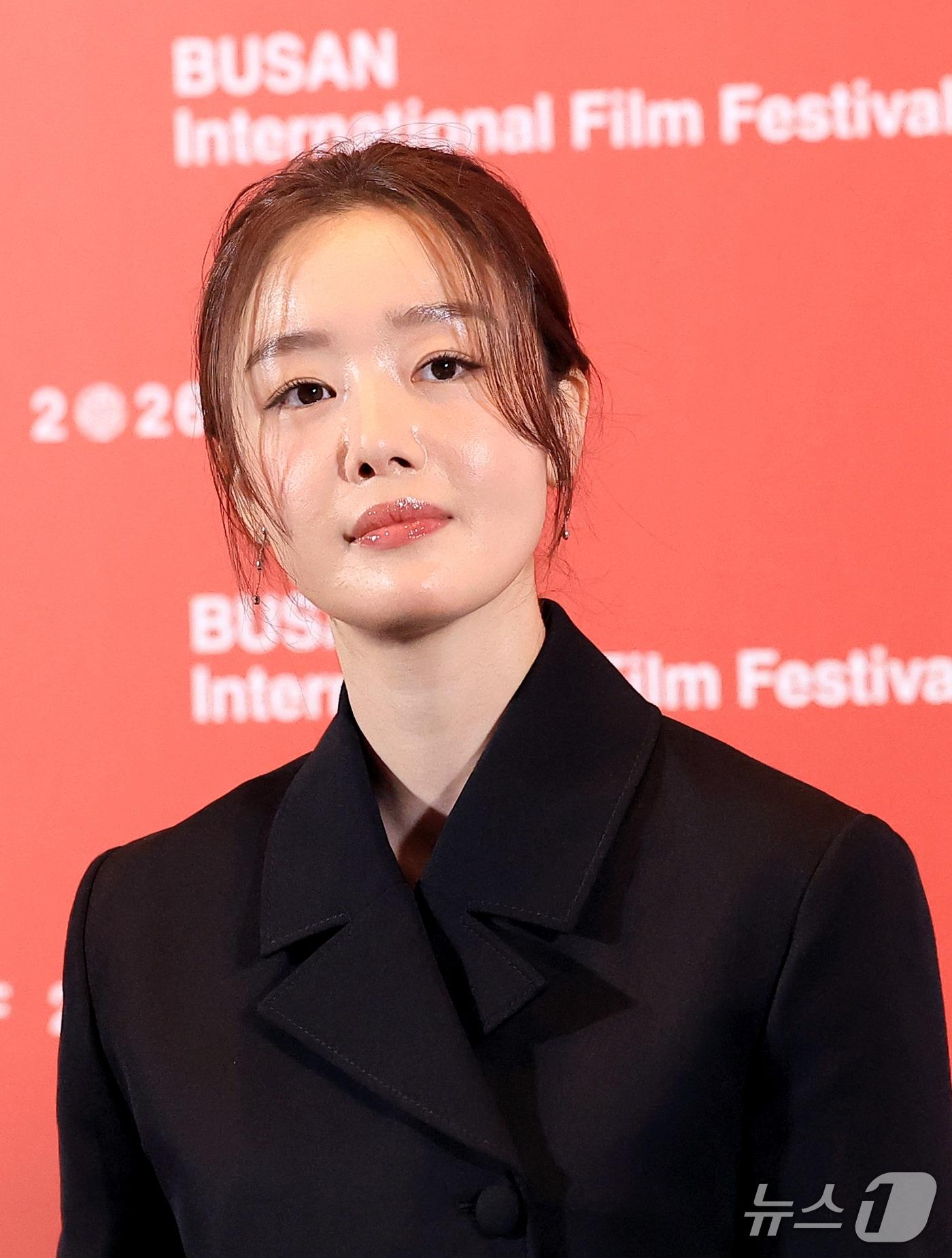 본문 이미지 - 배우 한선화가 6일 오후 부산 해운대구 영화의전당 중극장에서 열린 제31회 부산국제영화제 개막작 ‘낮과 밤은 서로에게’ 기자회견에서 객석을 바라보고 있다. '낮과 밤은 서로에게'는 하나의 계절이 흐르는 동안 한 카페에 머물다 간 낮과 밤의 대화를 담은 작품이다. 2026.10.6 ⓒ 뉴스1 권현진 기자