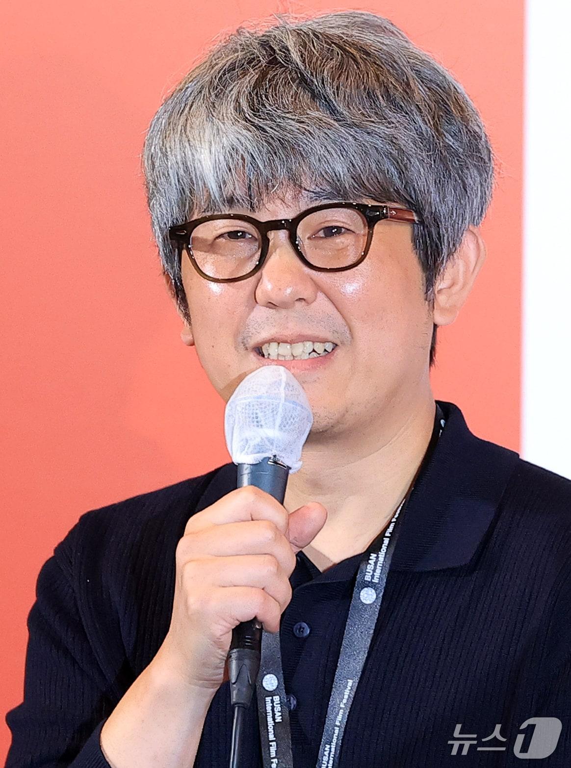 본문 이미지 - 김종관 감독이 6일 오후 부산 해운대구 영화의전당 중극장에서 열린 제31회 부산국제영화제 개막작 ‘낮과 밤은 서로에게’ 기자회견에서 인사말을 하고 있다. '낮과 밤은 서로에게'는 하나의 계절이 흐르는 동안 한 카페에 머물다 간 낮과 밤의 대화를 담은 작품이다. 2026.10.6 ⓒ 뉴스1 권현진 기자