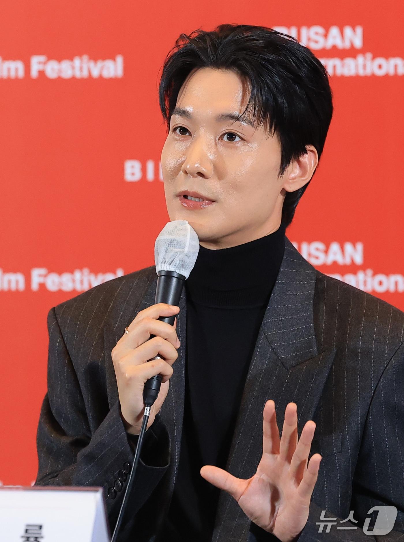본문 이미지 - 배우 장률이 6일 오후 부산 해운대구 영화의전당 중극장에서 열린 제31회 부산국제영화제 개막작 ‘낮과 밤은 서로에게’ 기자회견에서 인사말을 하고 있다. '낮과 밤은 서로에게'는 하나의 계절이 흐르는 동안 한 카페에 머물다 간 낮과 밤의 대화를 담은 작품이다. 2026.10.6 ⓒ 뉴스1 권현진 기자