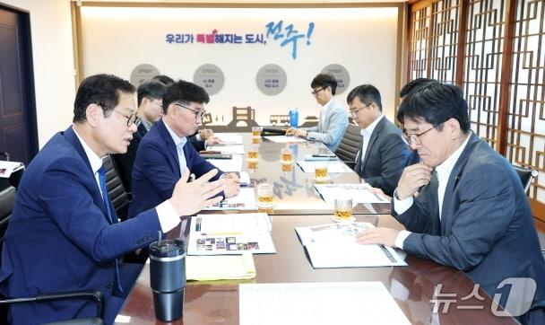 본문 이미지 - 조지훈 전주시장과 박춘원 전북은행장은 6일 시장실에서 상생협력 방안을 모색하기 위한 간담회를 가졌다.(전주시 제공, 재판매 및 DB 금지)