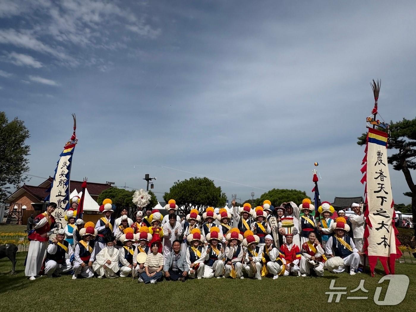 본문 이미지 - 부안군립농악단이 지난 3일 김제지평선축제장에서 열린 '대통령배 지평선 전국농악경연대회'에서 금상을 수상했다.(부안군 제공. 재판매 및 DB 금지)
