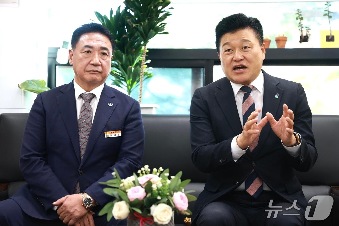 본문 이미지 - 6일 신용한 충북지사(오른쪽)가 영동군청 군정홍보실을 찾아 지역 현안 사업과 관련한 입장을 밝히고 있다. 2026.10.6/뉴스1 