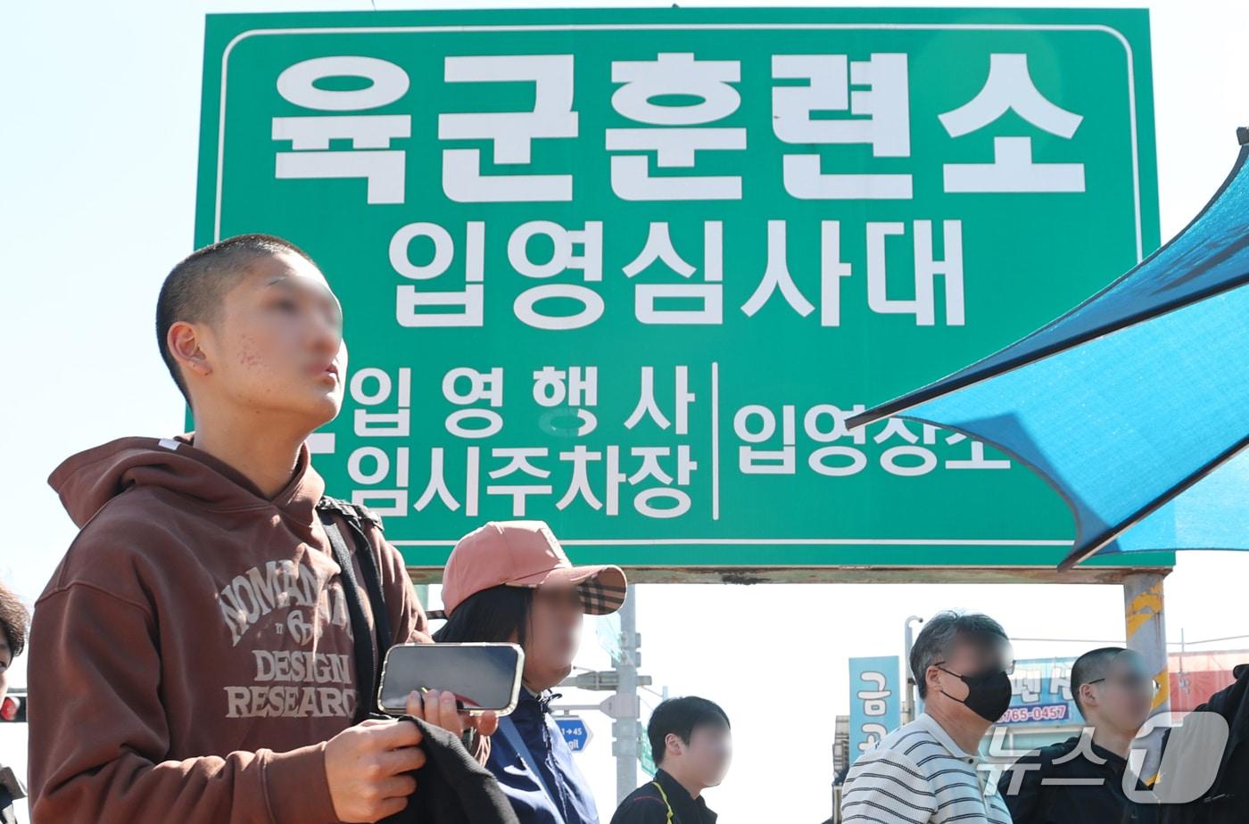 본문 이미지 -  6일 충남 논산 육군훈련소 입영심사대에서 입영장병들이 입소하고 있다. 2026.10.6 ⓒ 뉴스1 김기태 기자