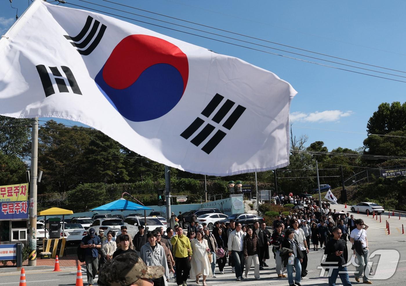 본문 이미지 - 2026 아이치·나고야 아시안게임 금메달리스트의 병역 면제 혜택 논란이 일고 있는 가운데 지난 6일 충남 논산 육군훈련소 입영심사대에서 입영장병들이 입소하고 있다. 2026.10.6 ⓒ 뉴스1 김기태 기자