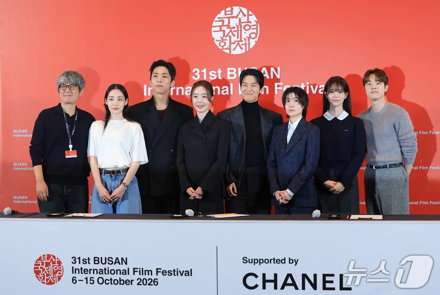 본문 이미지 - 김종관 감독(왼쪽부터)과 배우 박민하, 주종혁, 한선화, 장률, 심은경, 전소영, 김동휘가 6일 오후 부산 해운대구 영화의전당 중극장에서 열린 제31회 부산국제영화제 개막작 ‘낮과 밤은 서로에게’ 기자회견에서 인사말을 하고 있다. '낮과 밤은 서로에게'는 하나의 계절이 흐르는 동안 한 카페에 머물다 간 낮과 밤의 대화를 담은 작품이다. 2026.10.6 ⓒ 뉴스1 권현진 기자