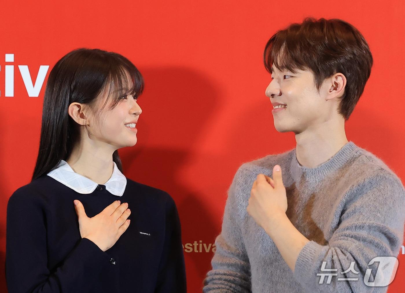 본문 이미지 - 배우 전소영과 김동휘(오른쪽)가 6일 오후 부산 해운대구 영화의전당 중극장에서 열린 제31회 부산국제영화제 개막작 ‘낮과 밤은 서로에게’ 기자회견에서 대화를 나누고 있다. '낮과 밤은 서로에게'는 하나의 계절이 흐르는 동안 한 카페에 머물다 간 낮과 밤의 대화를 담은 작품이다. 2026.10.6 ⓒ 뉴스1 권현진 기자