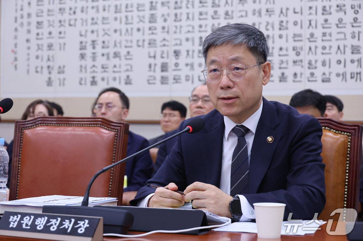 본문 이미지 - 노경필 법원행정처장이 6일 서울 여의도 국회에서 열린 법제사법위원회의 대법원 등에 대한 국정감사에서 의원 질의에 답변하고 있다. 2026.10.6 ⓒ 뉴스1 신웅수 기자