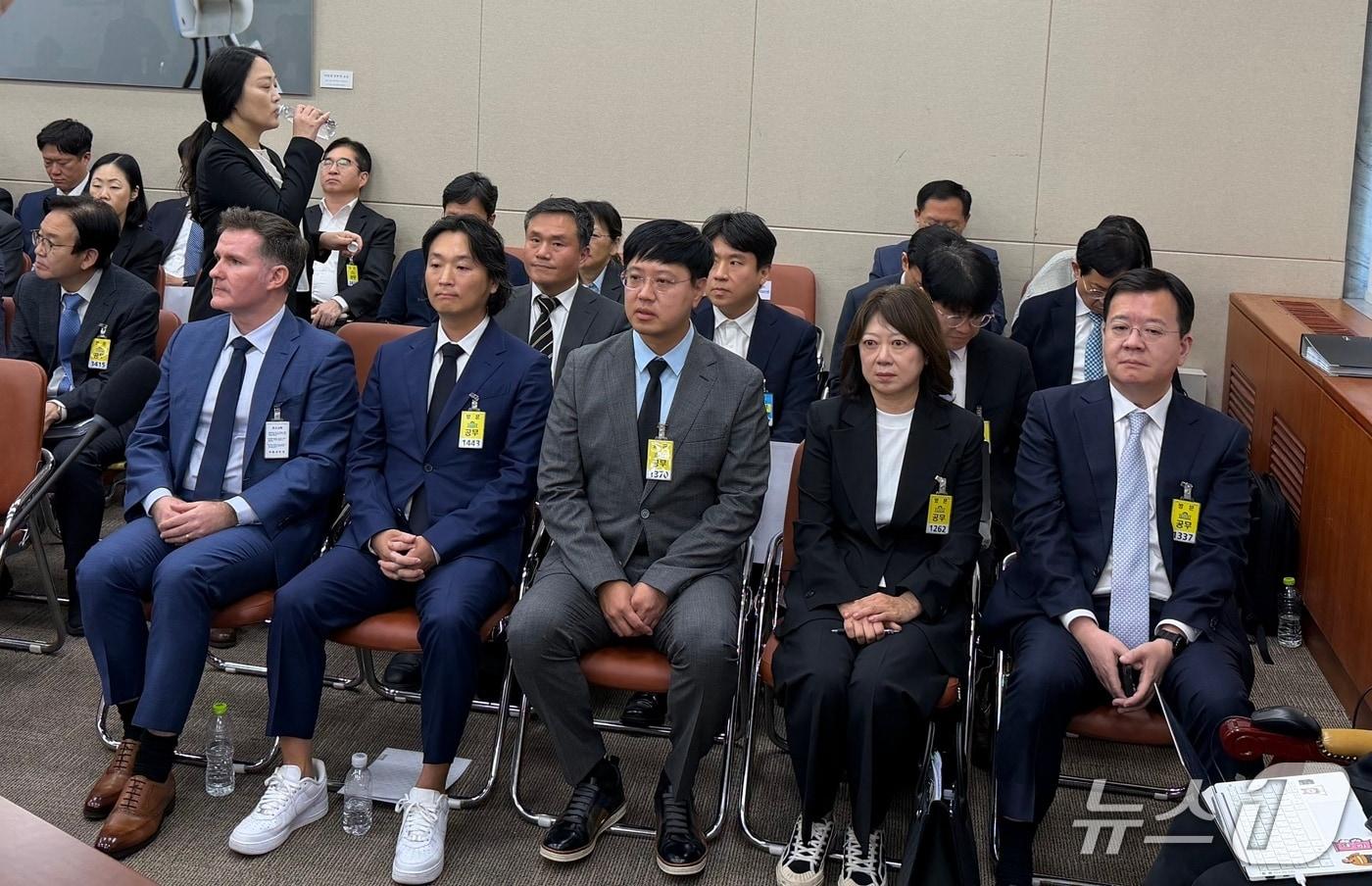 본문 이미지 - 6일 오후 열린 과학기술정보방송통신위원회 국정감사 현장에 기업 대표들이 증인석에 자리해있다. (왼쪽부터) 브랫 앤서니 메티스, 홍승일 강남언니 대표이사, 임한옥 토스페이먼츠 대표이사, 박수경 듀오 대표이사, 허욱 메타코리아 부사장. ⓒ뉴스1 신민경 기자