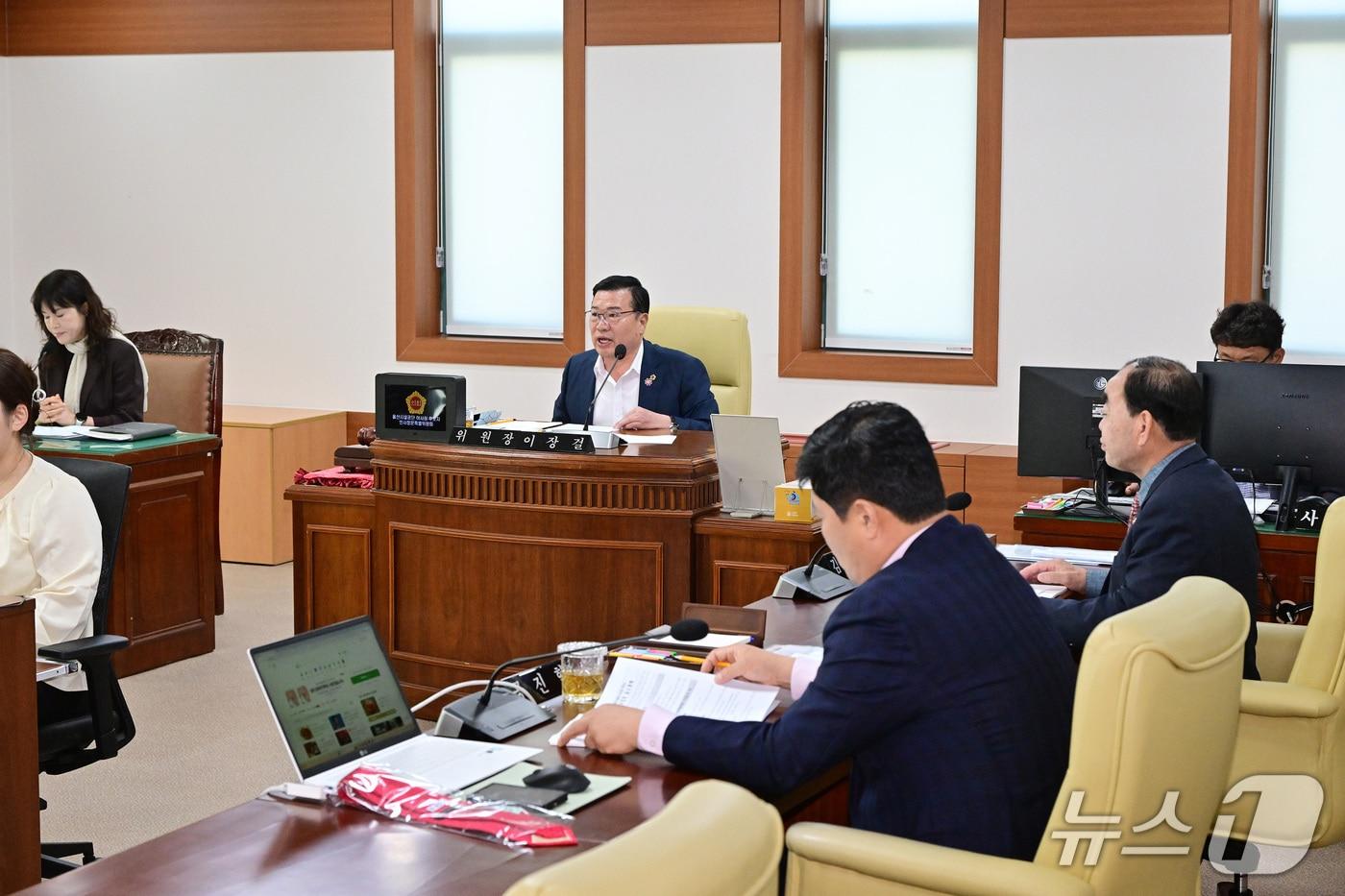 본문 이미지 - 울산시의회 행정자치위원회는 6일 회의를 열고 전반기 부위원장 사임과 선임의 건을 처리했다. 2026.10.6 (울산시의회 제공. 재판매 및 DB 금지)/뉴스1