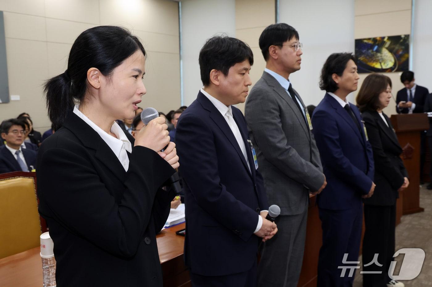 본문 이미지 - 최주희 티빙대표(왼쪽부터)와 김정훈 우아한형제들 정보보호최고책임자(CISO), 임한욱 토스페이먼츠 최고경영자(CEO), 홍승일 강남언니 CEO, 박수경 듀오 대표이사가 6일 서울 여의도 국회 과학기술정보방송통신위원회에서 열린 과기부 등에 대한 국정감사에 증인으로 출석, 의원 질의에 답하고 있다. 2026.10.6 ⓒ 뉴스1 황기선 기자