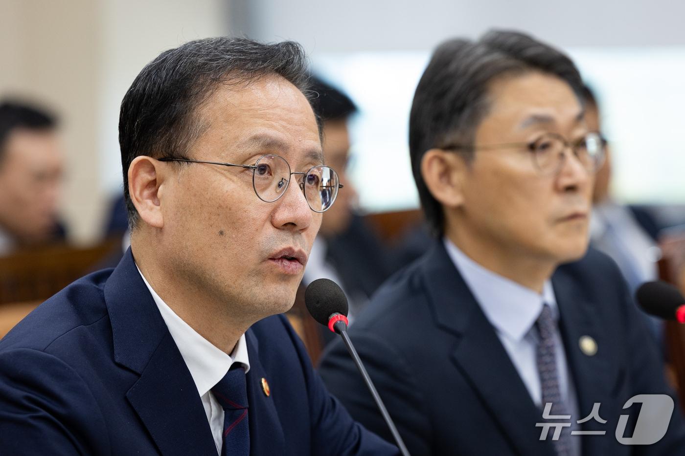 본문 이미지 - 이형일 부총리 겸 재정경제부 장관이 6일 서울 여의도 국회에서 열린 재정경제기획위원회의 재정경제부에 대한 국정감사에 출석해 의원 질의에 답하고 있다. 2026.10.6 ⓒ 뉴스1 유승관 기자
