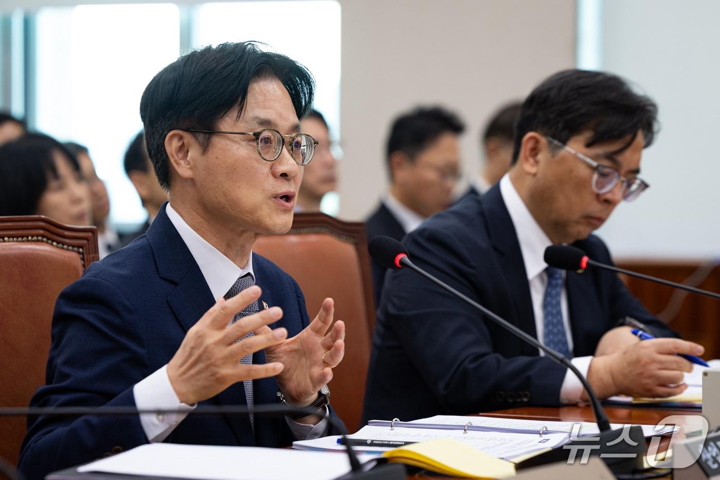 본문 이미지 - 김정관 산업통상부 장관이 6일 서울 여의도 국회에서 열린 산업통상자원중소벤처기업위원회의 산업통상부 등에 대한 국정감사에 출석해 의원 질의에 답하고 있다. 2026.10.6 ⓒ 뉴스1 유승관 기자