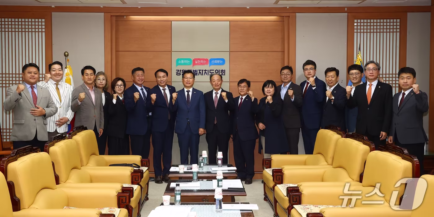 본문 이미지 - 강원도의회 국민의힘은 6일 도의회 접견실에서 정책위원회 간담회를 열고 도내 주요 현안에 대한 당 차원의 공동 대응 방안을 논의했다.(강원도의회 제공. 재판매 및 DB 금지)/뉴스1