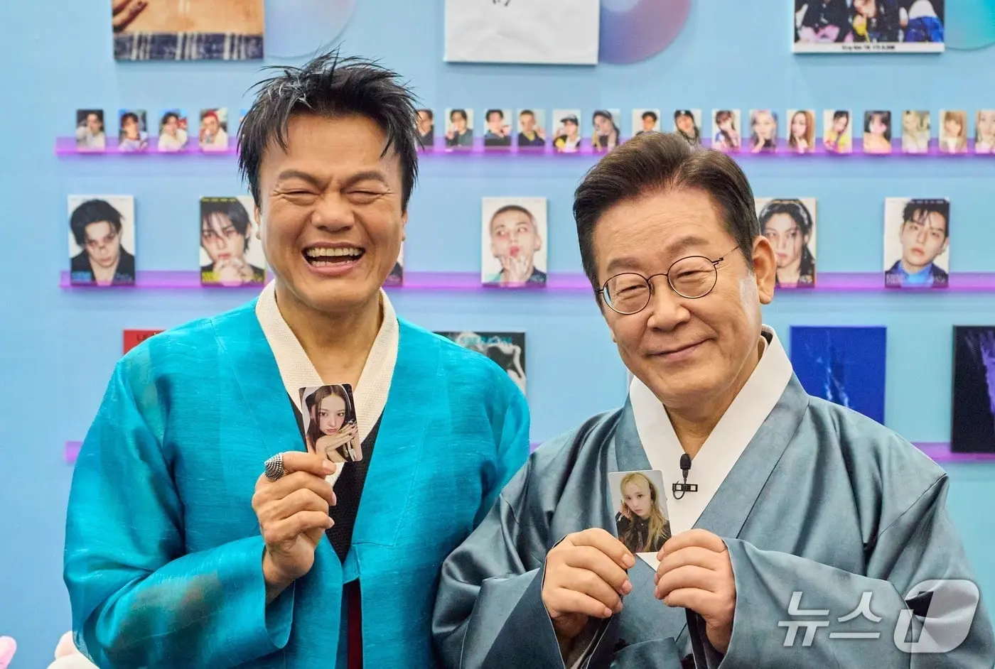 본문 이미지 - 이재명 대통령이 1일 경기 고양시 킨텍스 K컬처 체험존에서 열린 대중문화교류위원회 출범식에서 박진영 대중문화교류위원회 공동위원장과 K팝 아이돌 포토카드를 들어보이고 있다. (대통령실 제공. 재판매 및 DB 금지) 2025.10.1/뉴스1