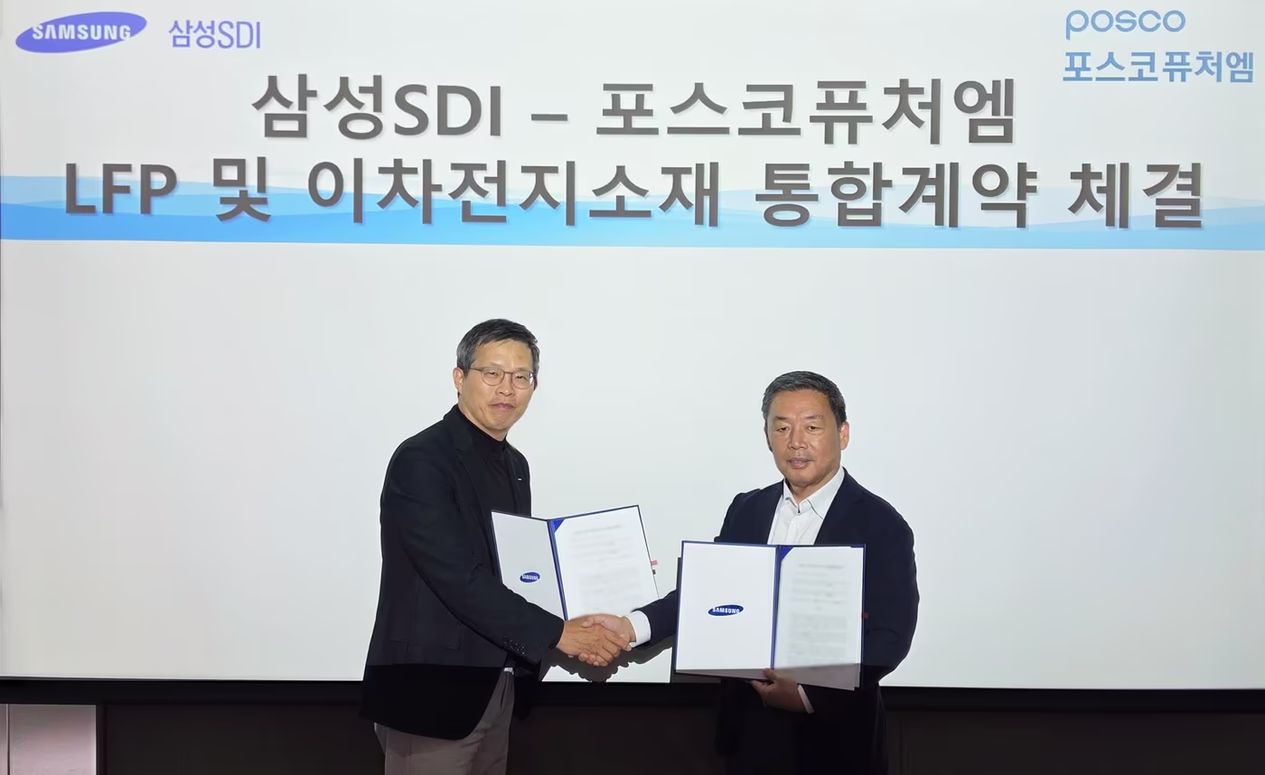 본문 이미지 - 6일 포스코퓨처엠과 삼성SDI가 삼성SDI 동탄사업장에서 LFP 양극재를 포함한 이차전지소재 '일괄공급'을 위한 배터리용 소재 장기 공급계약을 체결했다.(왼쪽부터) 윤태일 포스코퓨처엠 에너지소재마케팅본부장, 이광수 삼성SDI 구매센터장.(포스코퓨처엠 제공)