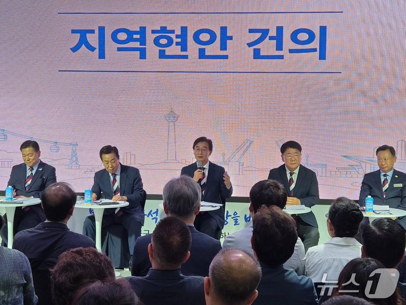 본문 이미지 - 6일 오후 부산 동구 부산패션비즈센터 6층 패션컨벤션홀에서 열린 '부산 구석구석, 시민의 일상을 바꾸다 - 원도심 타운홀 미팅'에서 전재수 부산시장이 지역현안 건의 사항에 답을 하고 있다. 2026.10.6뉴스1 ⓒ News1 임순택 기자