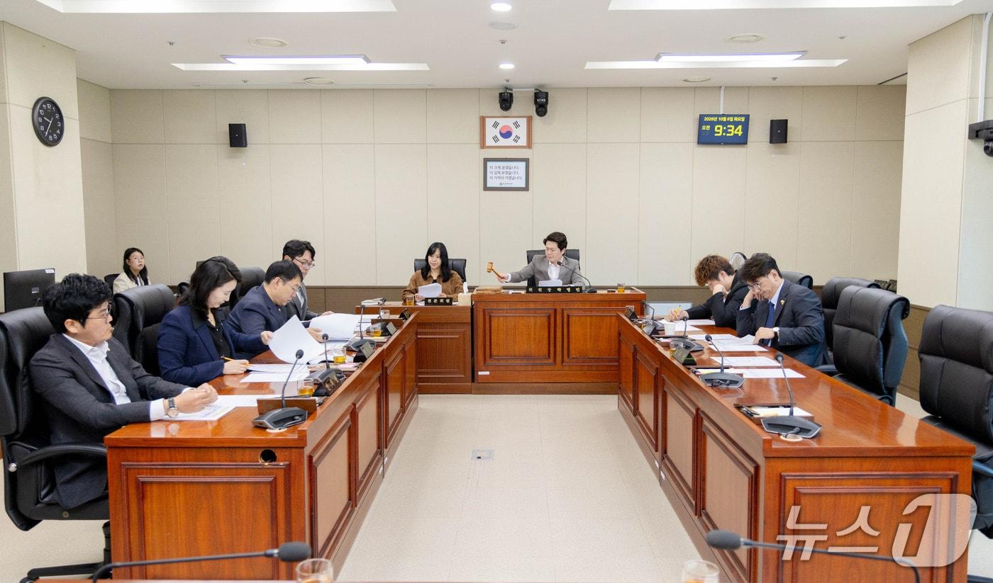 본문 이미지 - 6일 열린 용인시의회 의회운영위원회 회의 모습.(시의회 제공)