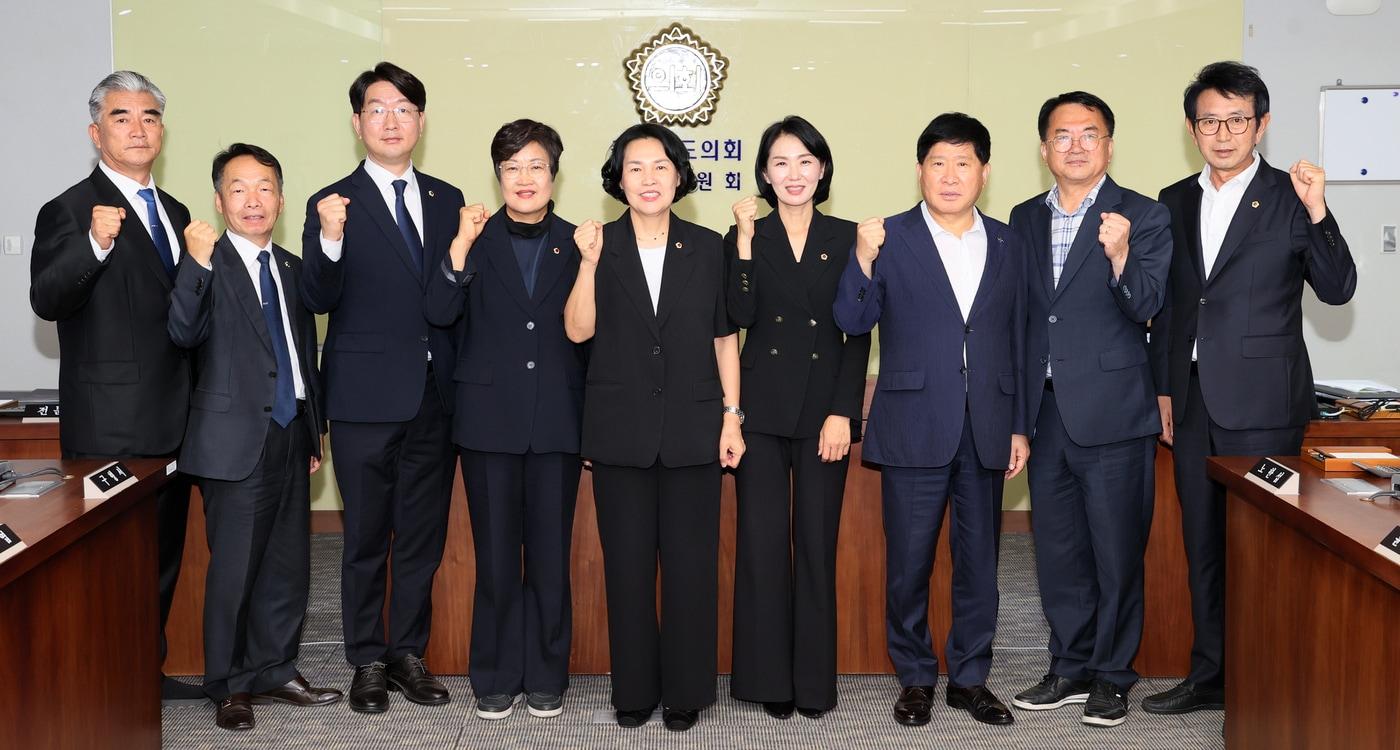 본문 이미지 - 충남도의회 교육위원회 위원들.(도의회 제공. 재판매 및 DB 금지)/뉴스1