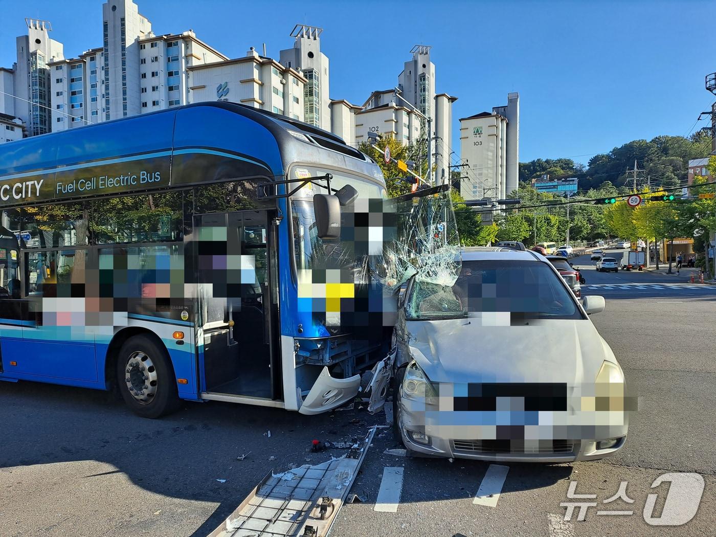 본문 이미지 - 6일 오후 3시 55분쯤 창원시 의창구 의창사거리에서 시내버스와 카니발 SUV가 충돌해 버스 승객 6명이 중경상을 입었다. 사진은 사고 현장 모습. (창원소방본부 제공. 재판매 및 DB 금지)