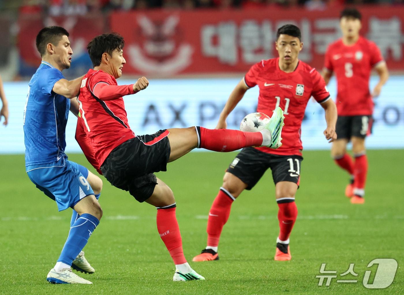 본문 이미지 - 6일 오후 경기도 용인시 미르스타디움에서 열린 하나은행 초청 축구국가대표팀 친선경기 한국과 우즈베키스탄의 경기에서 손흥민이 패스를 받고 있다. 2026.10.6 ⓒ 뉴스1 김명섭 기자