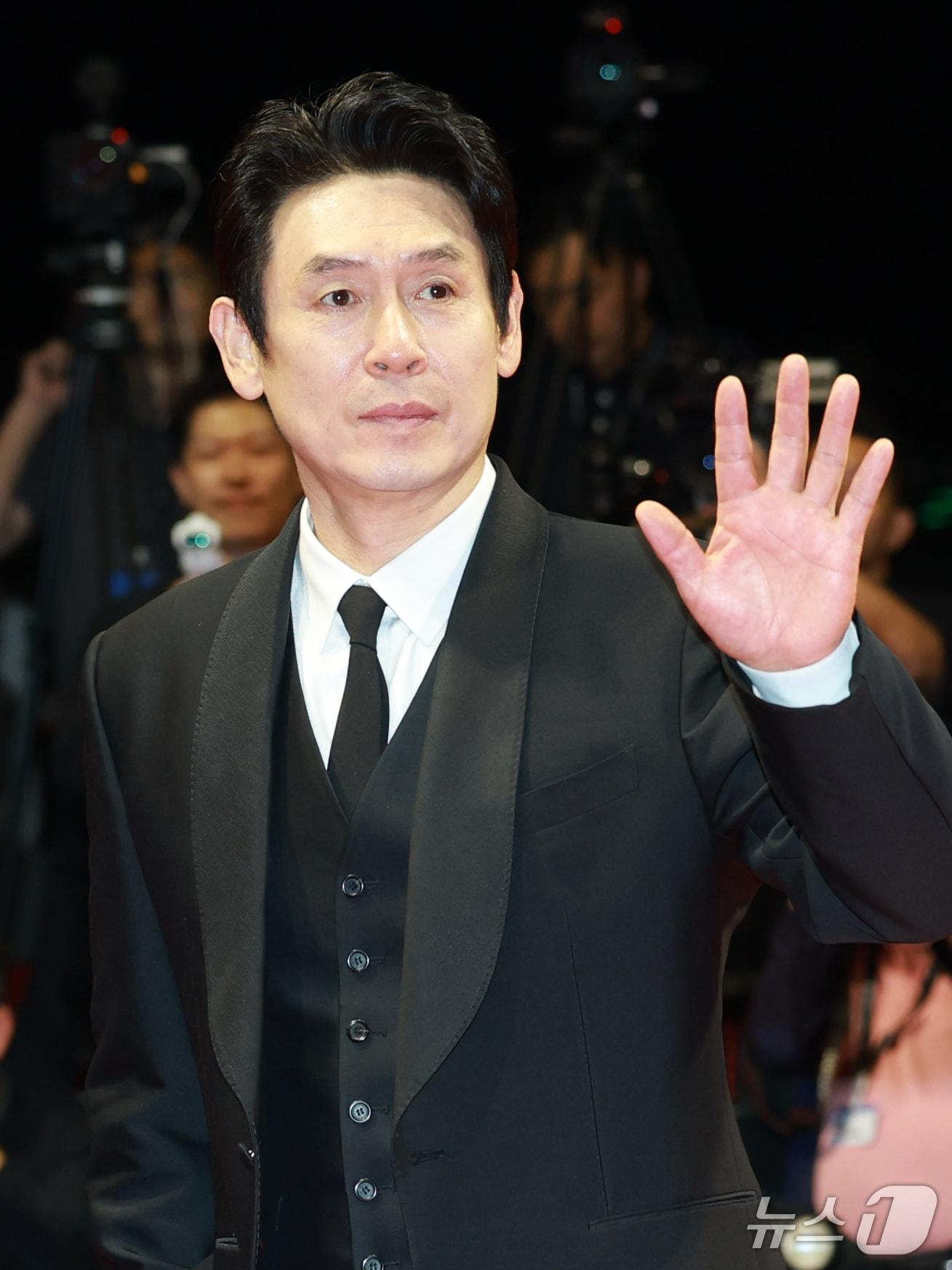 본문 이미지 - 배우 설경구가 6일 오후 부산 해운대구 영화의전당에서 열린 ‘제31회 부산국제영화제’(BIFF) 개막식에 참석해 레드카펫을 밟고 있다. 2026.10.6 ⓒ 뉴스1 권현진 기자