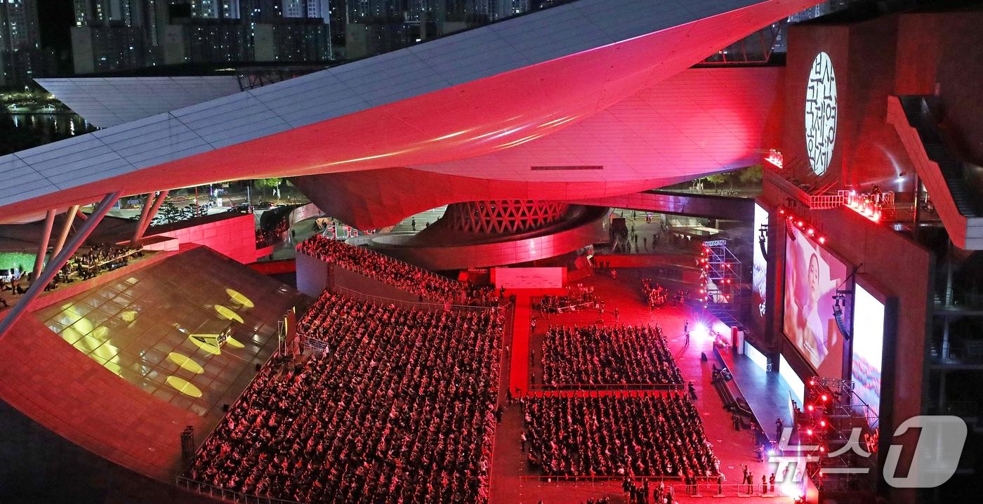본문 이미지 - 6일 오후 부산 해운대구 영화의전당에서 제31회 부산국제영화제(BIFF) 개막식이 열리고 있다. 이날 개막식을 시작으로 15일까지 열리는 이번 부산국제영화제에는 개막작인 김종관 감독의 '낮과 밤은 서로에게'를 비롯해 59개국 316편이 초청돼 영화의전당 등 8개 극장 31개 스크린에서 상영된다. 2026.10.6 ⓒ 뉴스1 윤일지 기자