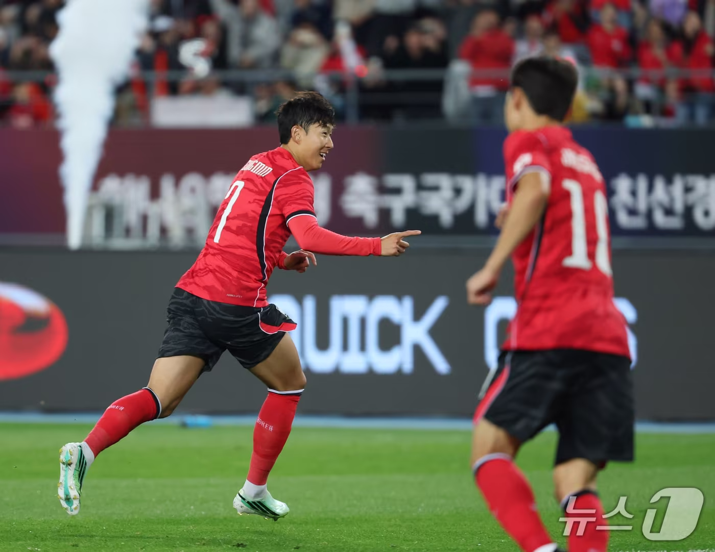 본문 이미지 - 6일 경기 용인시 처인구 용인미르스타디움에서 열린 축구 국가대표 평가전 대한민국과 우즈베키스탄의 경기, 손흥민이 득점 후 기뻐하고 있다. ⓒ 뉴스1 김영운 기자