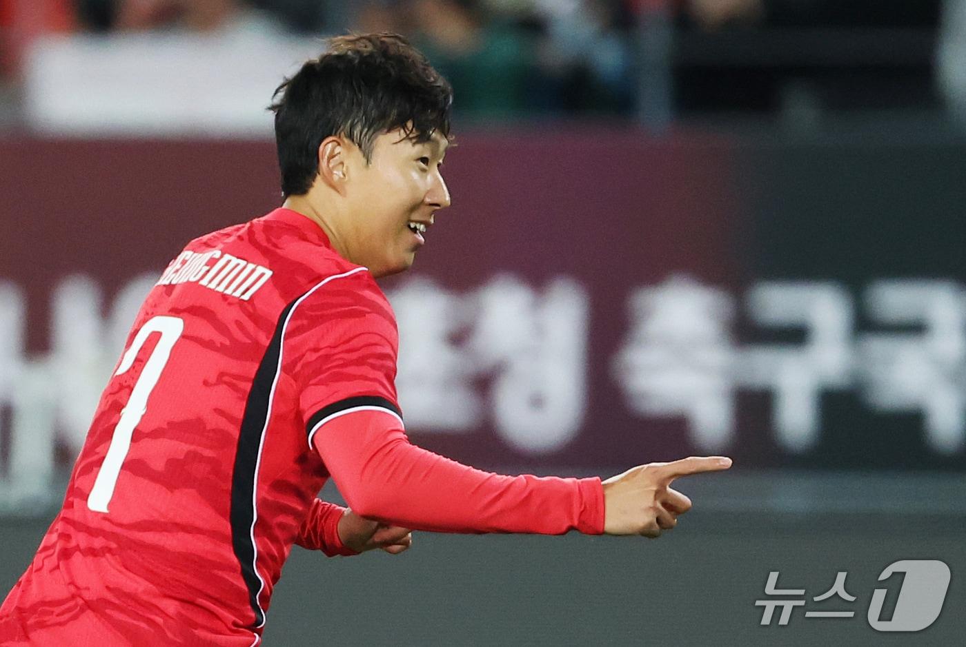 본문 이미지 - 6일 경기 용인시 처인구 용인미르스타디움에서 열린 축구 국가대표 평가전 대한민국과 우즈베키스탄의 경기, 손흥민이 프리킥 득점을 성공시킨 후 기뻐하고 있다. 2026.10.6 ⓒ 뉴스1 김영운 기자