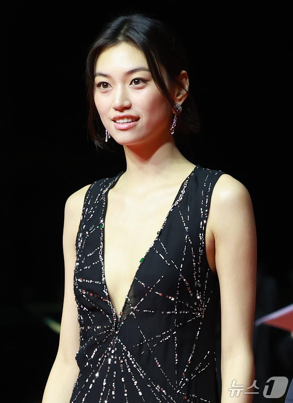 본문 이미지 - 배우 김도연이 6일 오후 부산 해운대구 영화의전당에서 열린 ‘제31회 부산국제영화제’(BIFF) 개막식에 참석해 레드카펫을 밟고 있다. 2026.10.6 ⓒ 뉴스1 권현진 기자