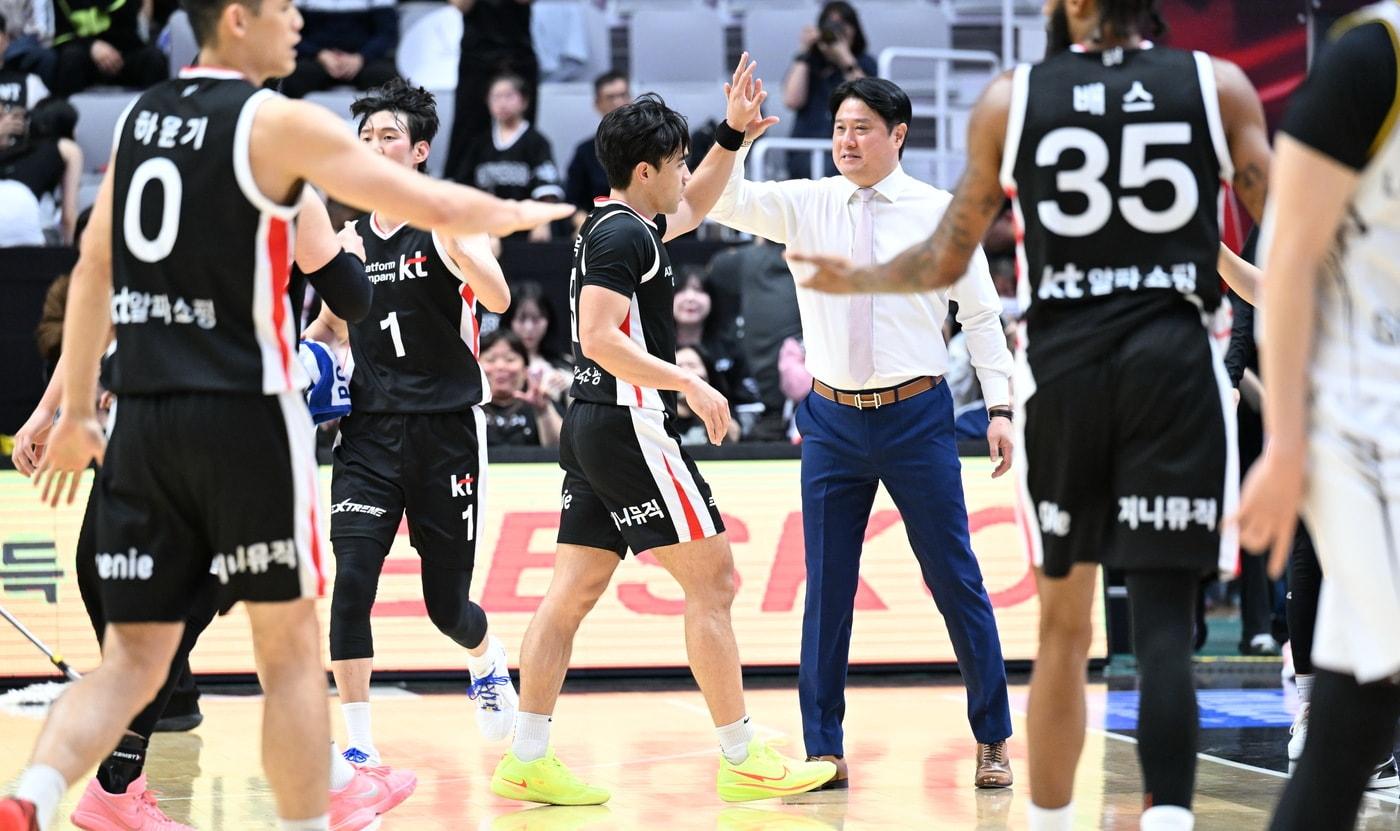 본문 이미지 - 수원 KT가 6일 열린 2026-27 프로농구 창원 LG와 홈경기에서 시즌 첫 승전고를 울렸다. (KBL 제공. 재판매 및 DB 금지))