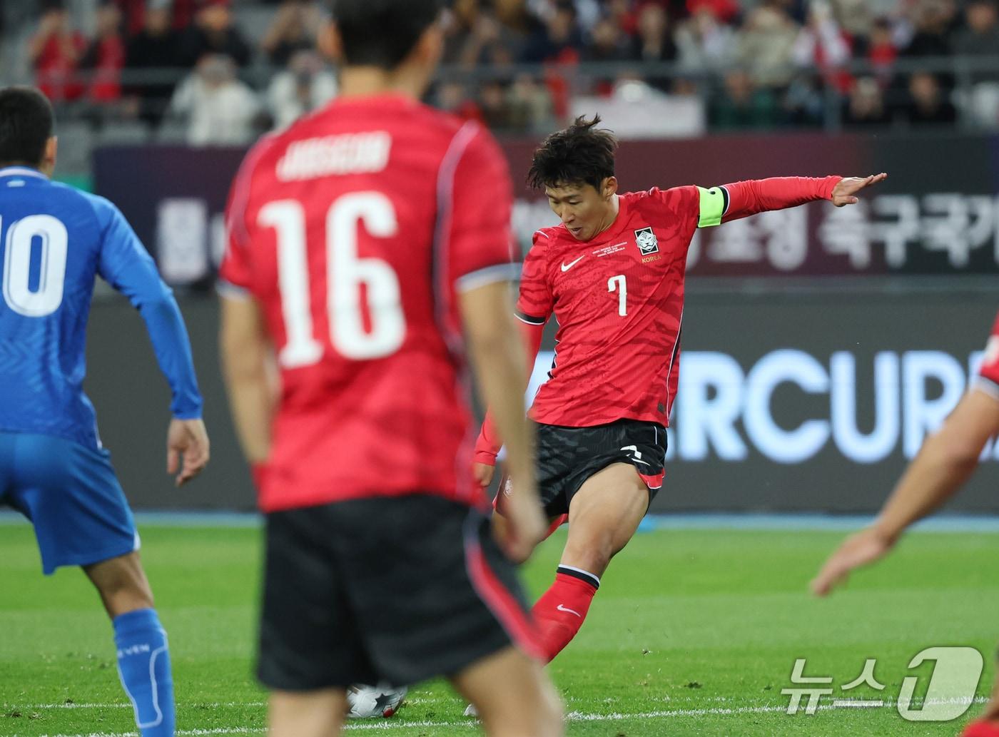 본문 이미지 - 6일 경기 용인시 처인구 용인미르스타디움에서 열린 축구 국가대표 평가전 대한민국과 우즈베키스탄의 경기, 손흥민이 프리킥을 시도하고 있다. 2026.10.6 ⓒ 뉴스1 김영운 기자