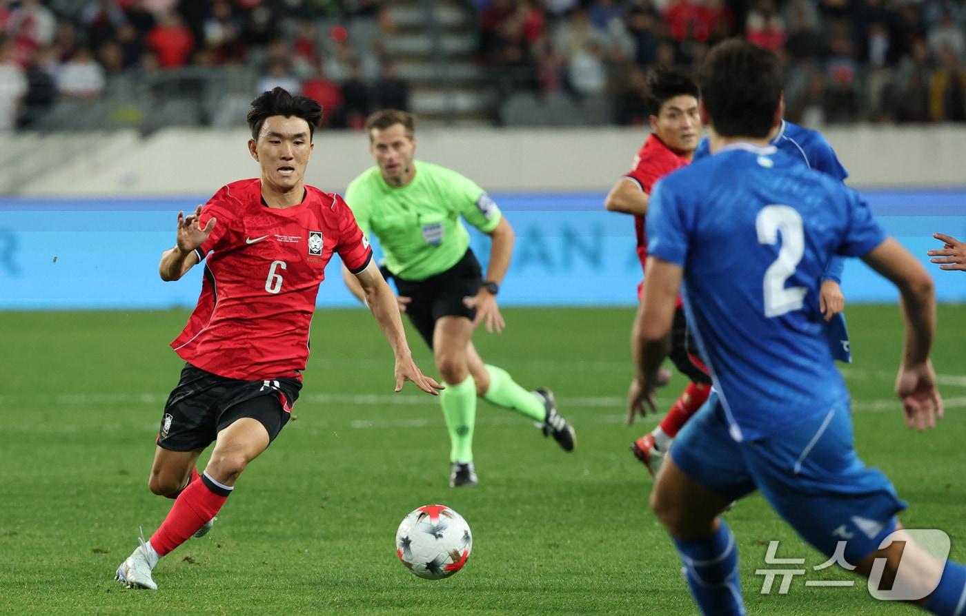 본문 이미지 - 6일 경기 용인시 처인구 용인미르스타디움에서 열린 축구 국가대표 평가전 대한민국과 우즈베키스탄의 경기, 황인범이 돌파하고 있다. 2026.10.6 ⓒ 뉴스1 김영운 기자