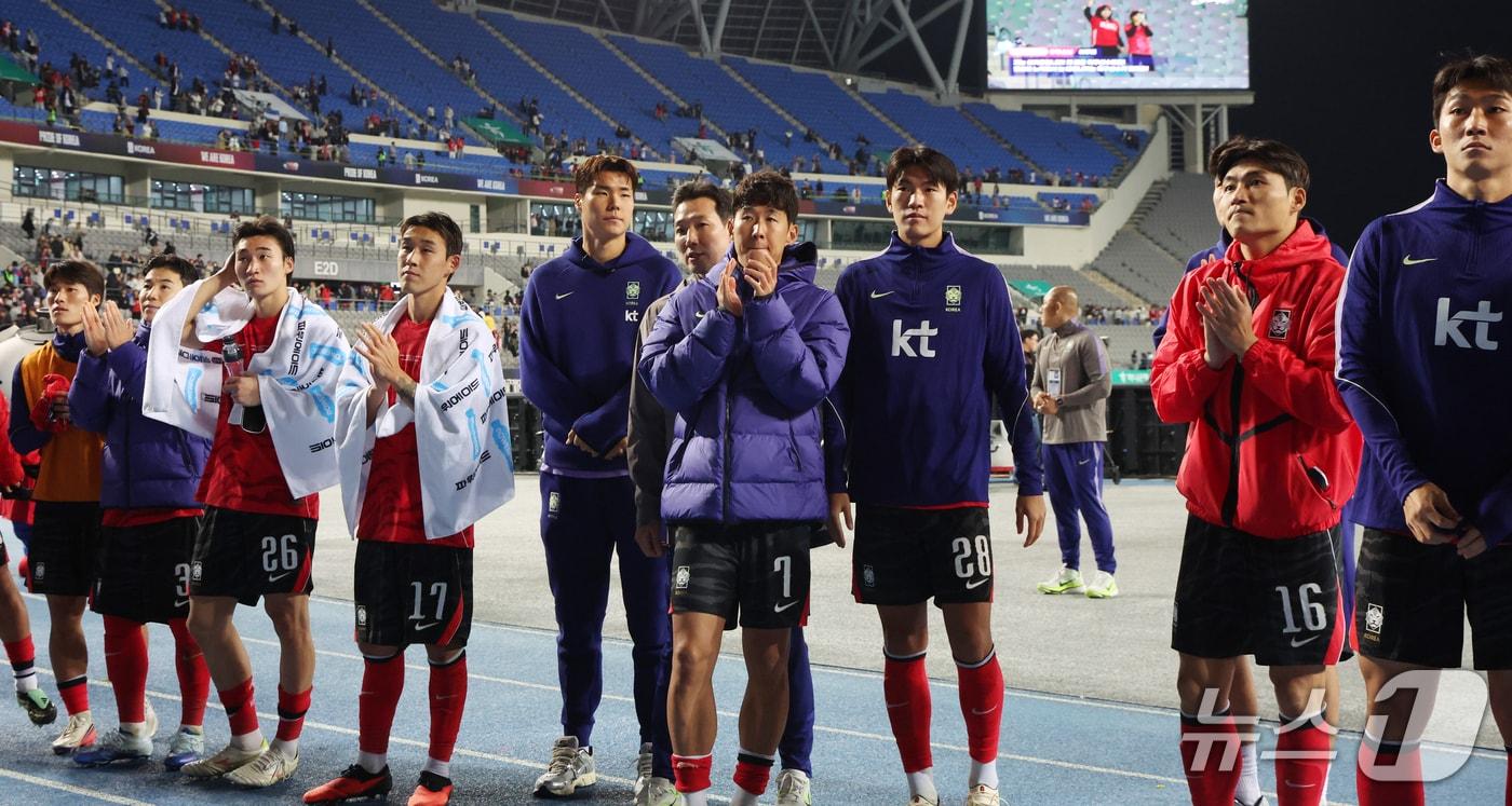 본문 이미지 - 9~10월 A매치 4연전을 2승 1무 1패로 마친 축구대표팀. ⓒ 뉴스1 김명섭 기자