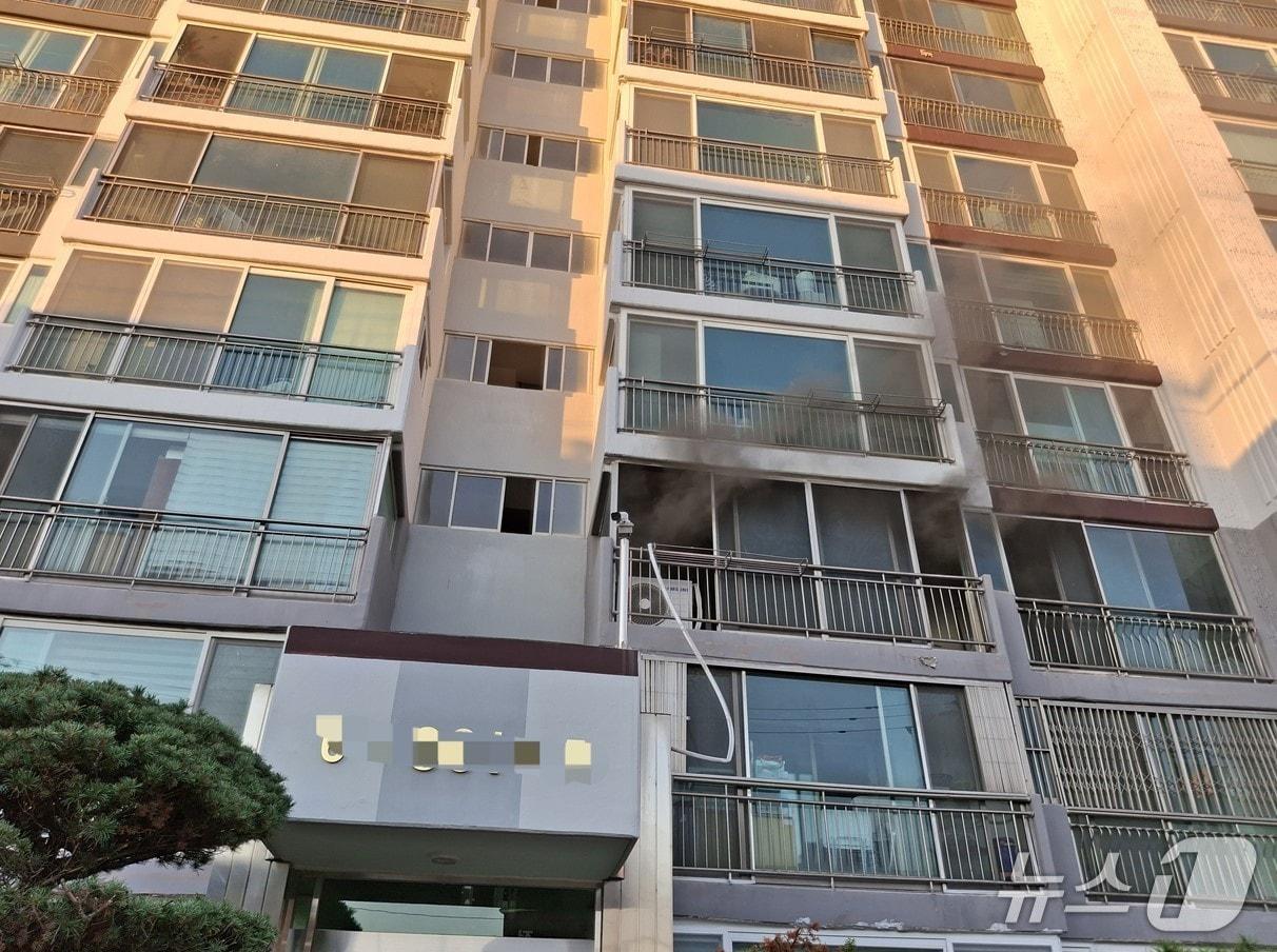 본문 이미지 - 6일 오후 5시 34분쯤 경북 경주시 황성동 아파트 3층 세대에서 불이 나 소방 당국이 진화에 나섰다.(경북소방본부 제공. 재판매 및 DB금지)2026.10.7/뉴스1