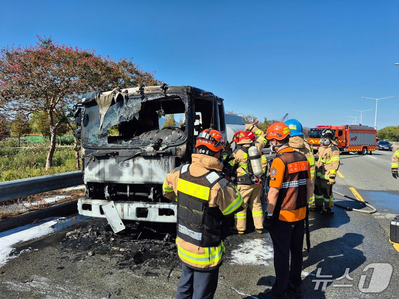 본문 이미지 - 부산 사상구 삼락동 강변대로 삼락IC 인근에서 발생한 차량 화재 사고 현장.(부산소방재난본부 제공. 재판매 및 DB 금지)