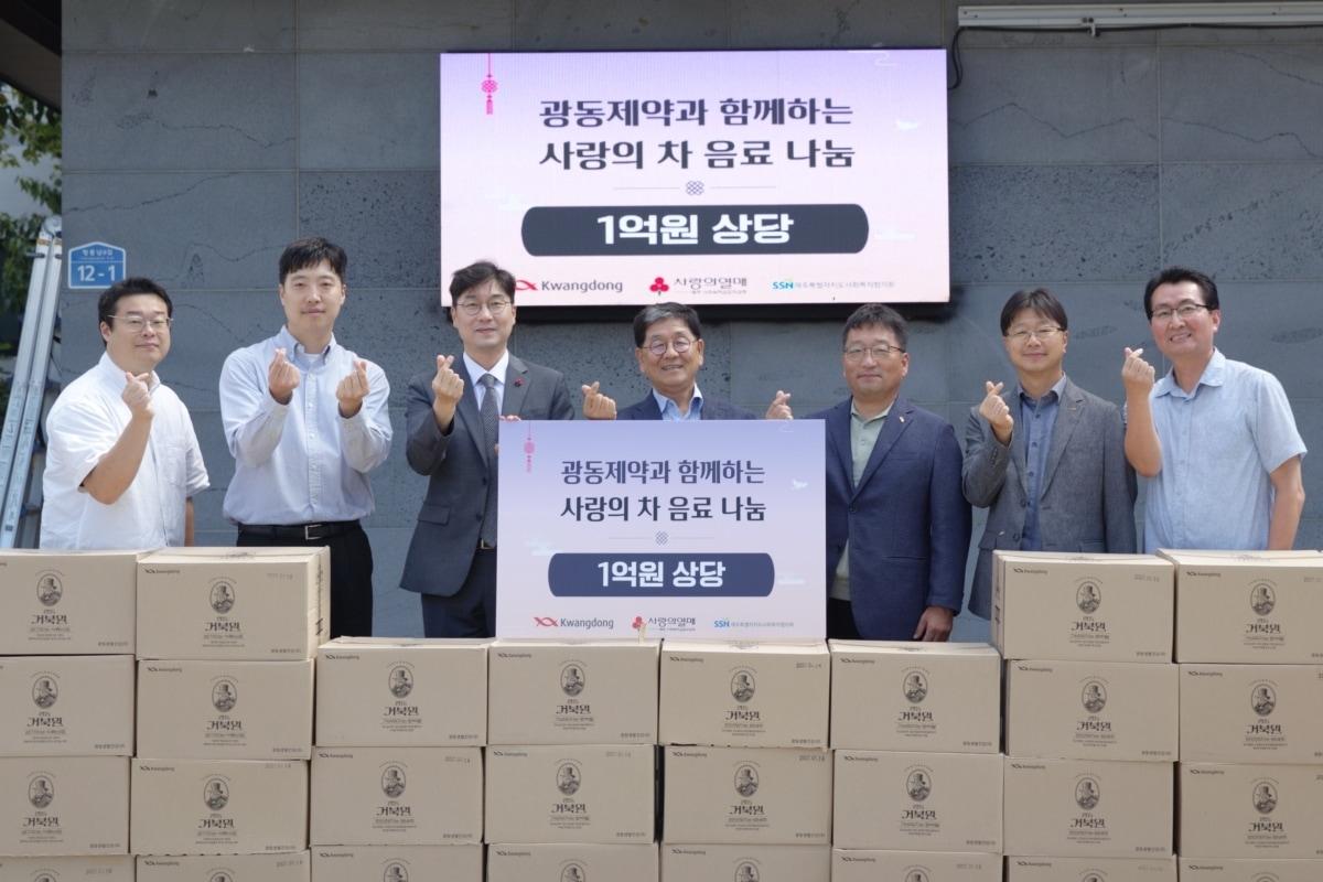본문 이미지 - (왼쪽에서 두 번째)김형진 광동제약 삼다수 마케팅팀장과 (왼쪽에서 다섯 번째)고훈 제주개발공사 본부장을 비롯한 관계자들이 제주도사회복지협의회에서 열린 건강기능식품 기탁식에서 기념촬영을 하고 있다.(제주개발공사 제공)