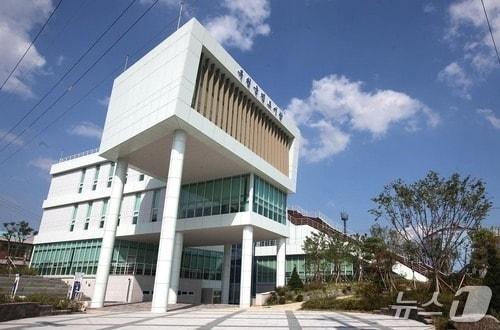 본문 이미지 - 옥천군민도서관 모습.(옥천군 제공. 재판매 및 DB 금지) 2026.10.7/뉴스1 