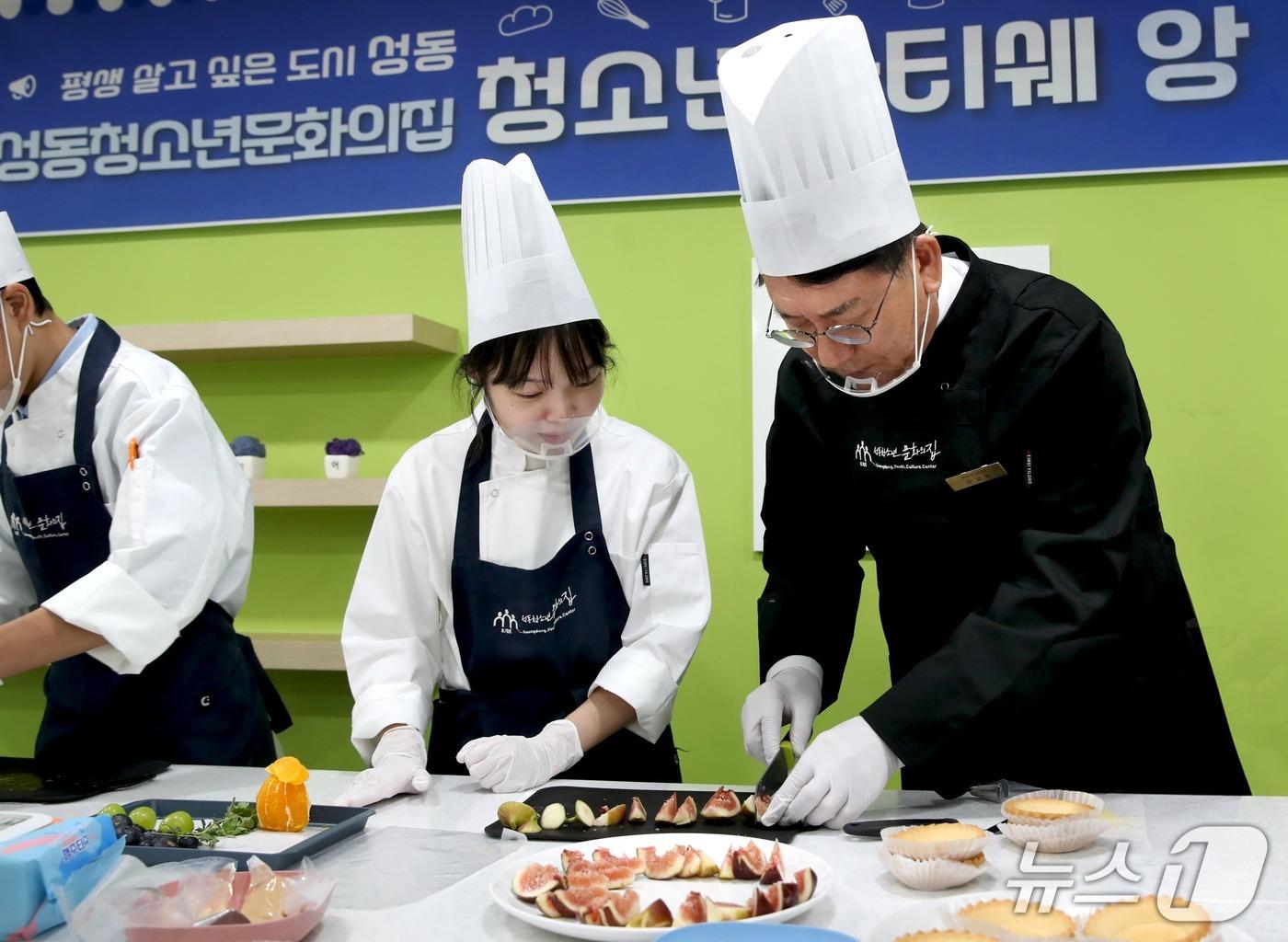 본문 이미지 - 유보화 성동구청장이 취임 100일을 앞두고 생애주기별 정책 현장에서 일일 담당자로 근무하고 있다. (성동구 제공)