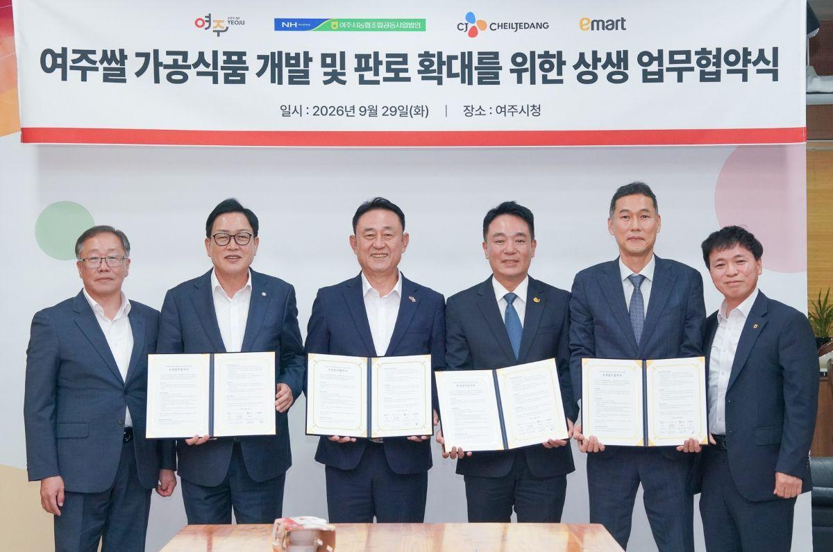 본문 이미지 - 지난 달 29일 경기도 여주시청에서 여주시, 이마트 등 관계자들이 '여주쌀 가공식품 개발 및 판로 확대를 위한 상생 업무협약(MOU)'을 체결하고 기념사진을 찍고 있다. (왼쪽부터)전규제 여주시농협조합공동사업법인 대표이사, 김선교 국회의원, 이충우 여주시장, 남호원 이마트 상무, 조영식 CJ제일제당 부사장, 이수원 농협여주시지부 지부장이 기념 촬영을 하고 있는 모습.(여주시청 제공) 
