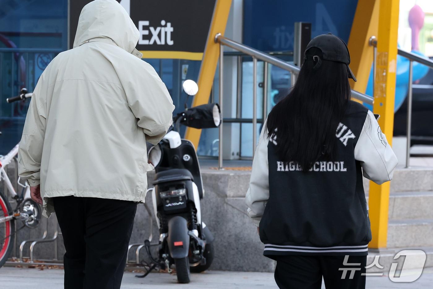 본문 이미지 - 큰 일교차와 쌀쌀한 날씨를 보인 7일 오전 대구 남구 명덕네거리에서 가을 점퍼 차림의 시민들이 길을 걷고 있다. 2026.10.7 ⓒ 뉴스1 공정식 기자