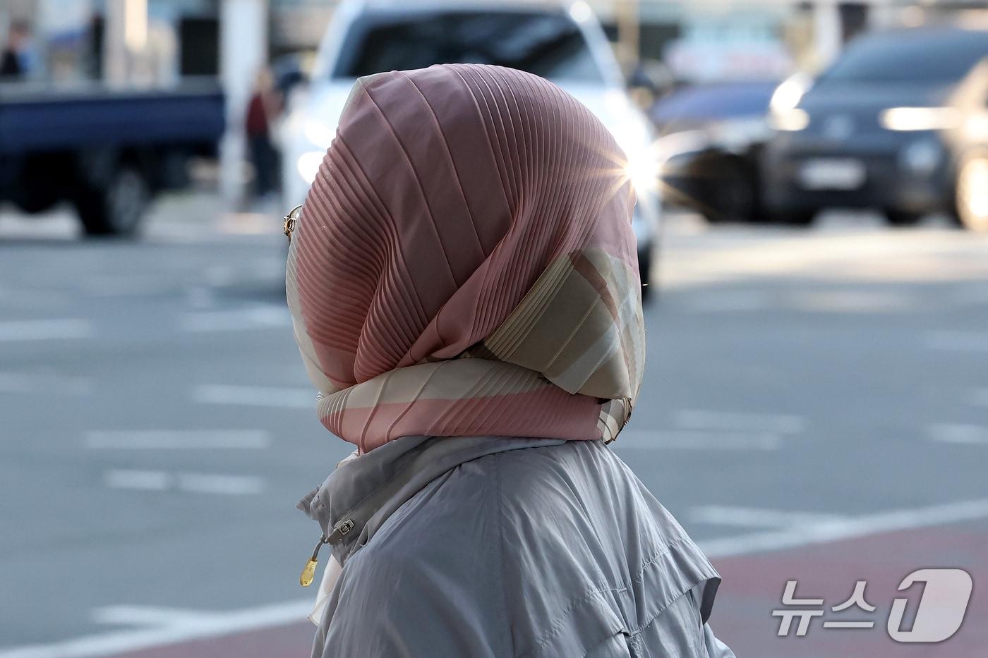 본문 이미지 - 큰 일교차와 쌀쌀한 날씨를 보인 7일 오전 대구 남구 명덕네거리에서 한 시민이 스카프로 얼굴을 감싼 채 보행자 신호를 기다리고 있다. 2026.10.7 ⓒ 뉴스1 공정식 기자