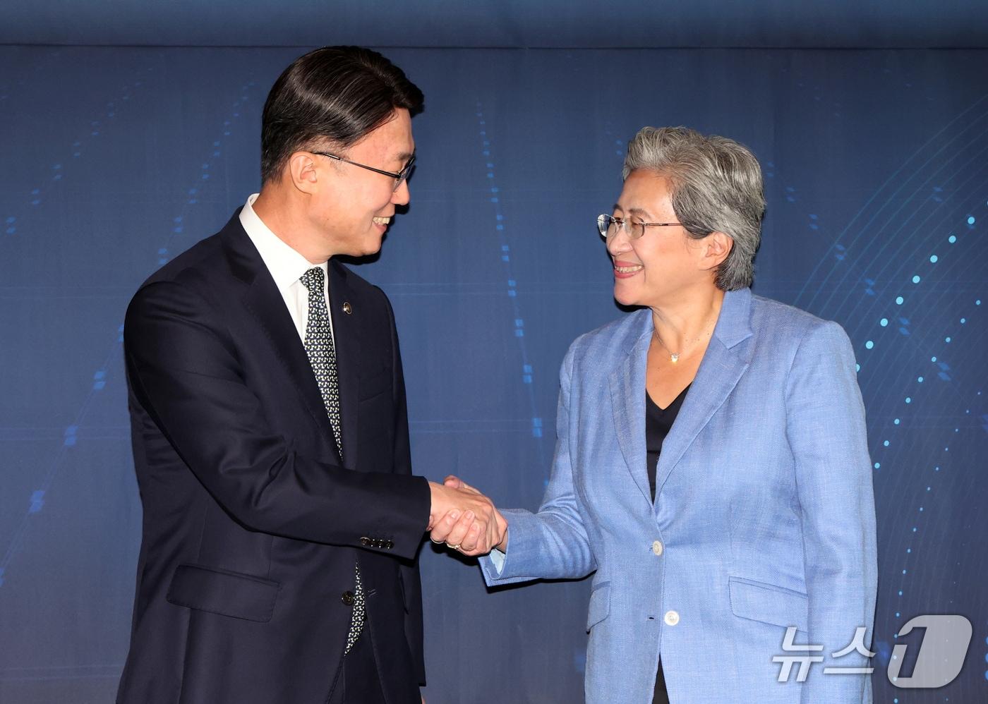 본문 이미지 - 류제명 과기정통부 2차관이 7일 서울 종로구 포시즌스호텔에서 리사 수 AMD 회장과 악수하고 있다. 2026.10.7 ⓒ 뉴스1 이종덕 기자