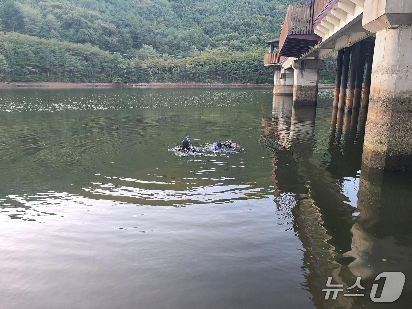 본문 이미지 - 7일 오전 4시 17분쯤 대구 수성구 대흥동 내관지에 SUV 1대가 추락해 소방 수색 대원들이 수중 수색을 하고 있다.(대구소방본부 제공. 재판매 및 DB 금지)2026.10.7/뉴스1