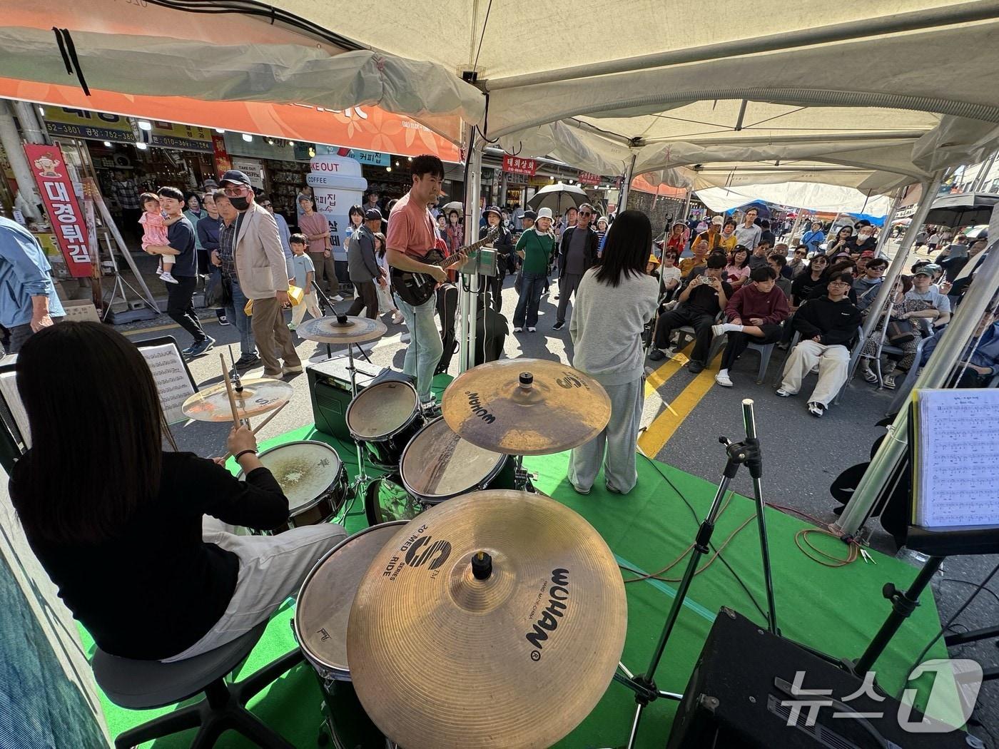 본문 이미지 - 금산세계인삼축제장 '거리의 라이브쇼'가 다채로운 공연과 참여형 프로그램으로 축제 분위기를 더하고 있다. (금산군 제공. 재판매 및 DB금지) /뉴스1